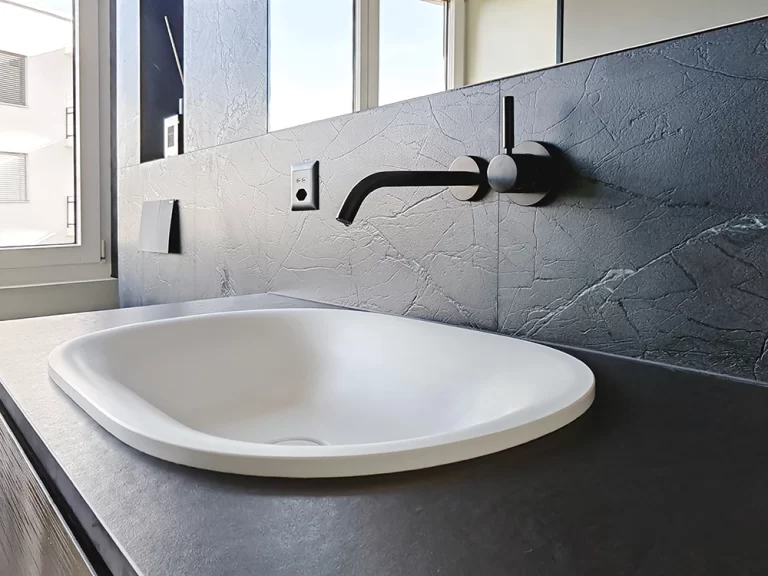 Waschbecken auf dunkler Steinplatte, Referenz Prestige