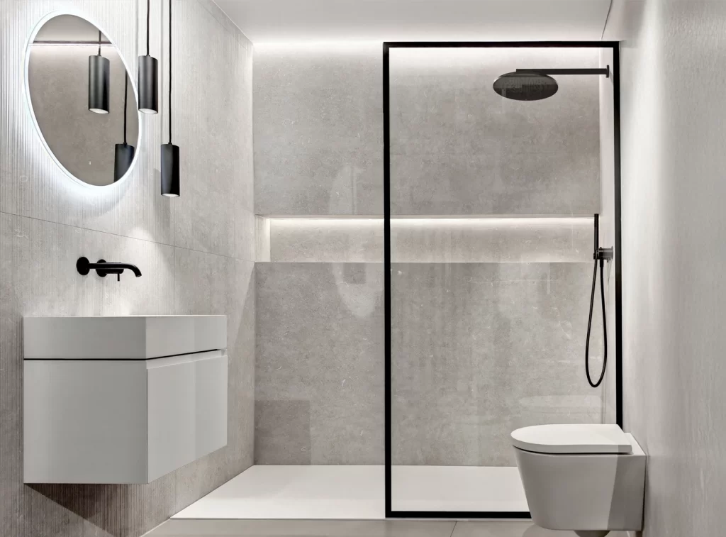 Badezimmer mit Rundspiegel und Dusche, Referenz Grazia