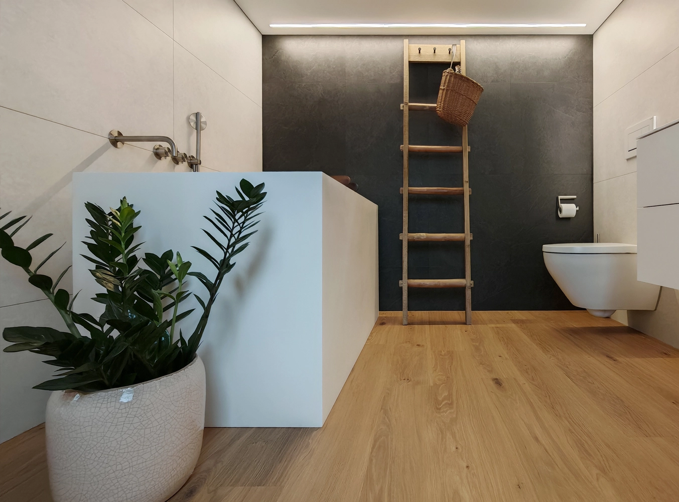 Freistehende Badewanne mit Pflanze, Referenz Home