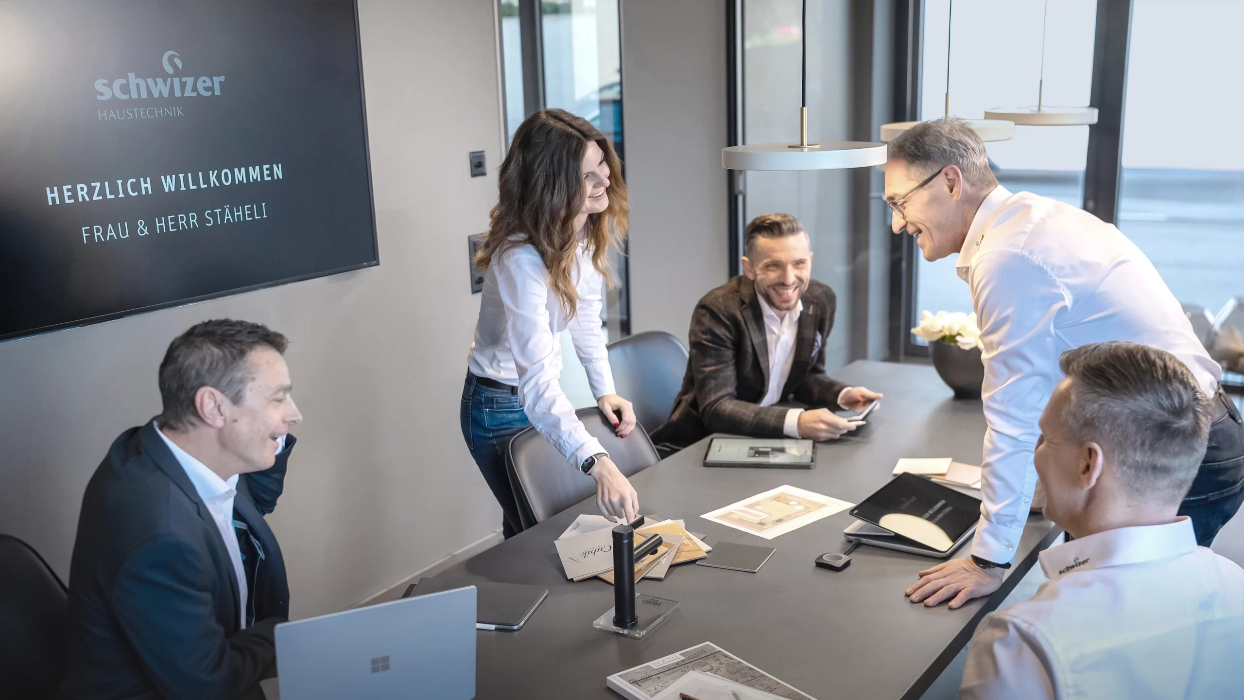 Beratungsgespräch im Schwizer Haustechnik Showroom