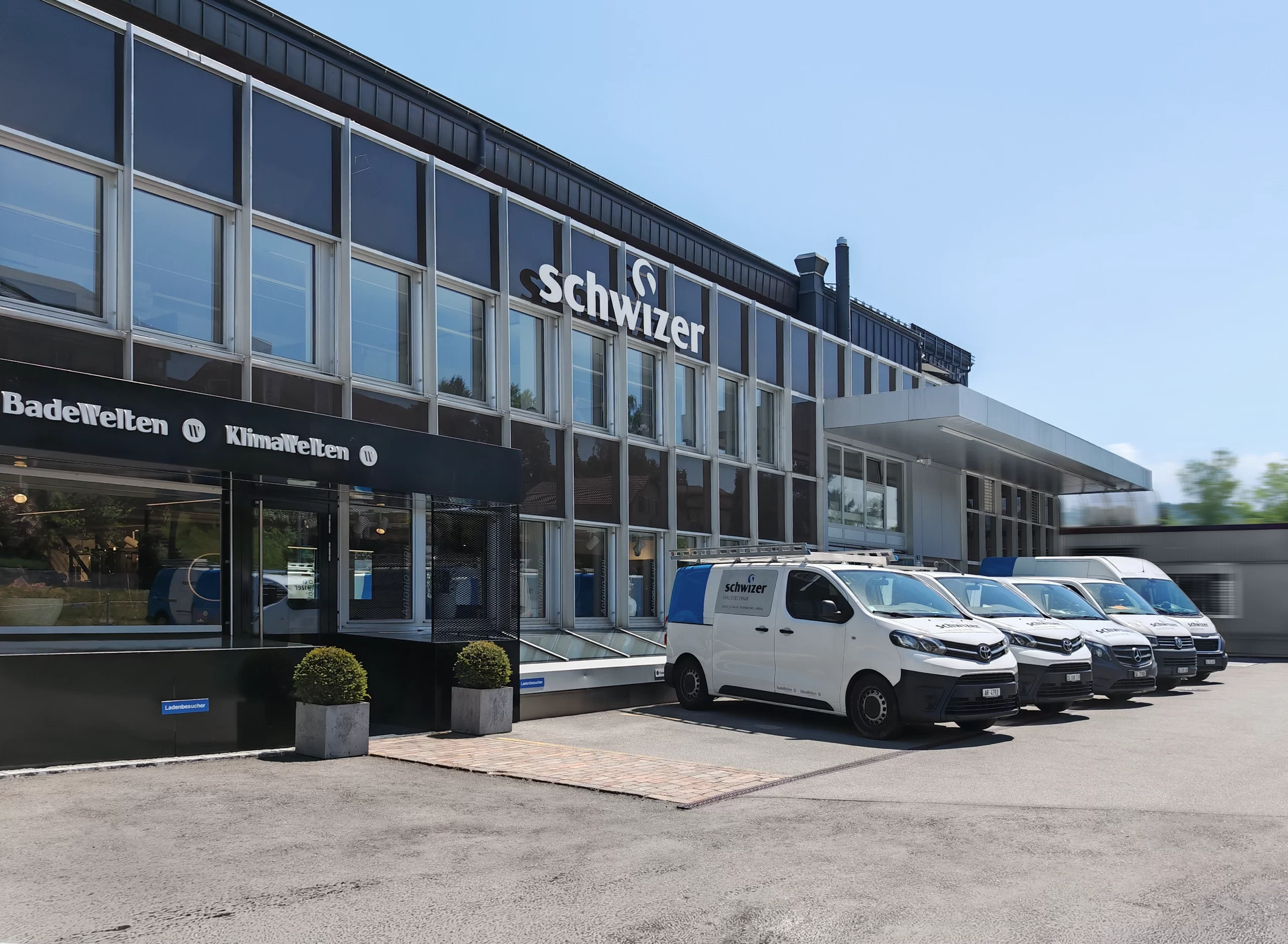 Firmengebäude von Schwizer Haustechnik mit Fahrzeugen