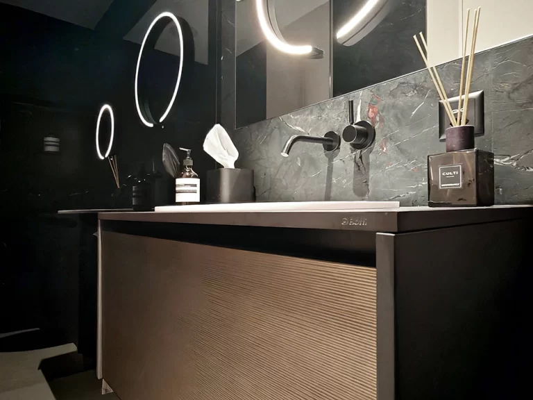 Dunkles Badezimmer mit Rundspiegel, Referenz Black Beauty