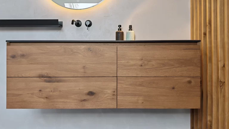 Waschtisch aus Holz mit Lamellenwand, Referenz Dream