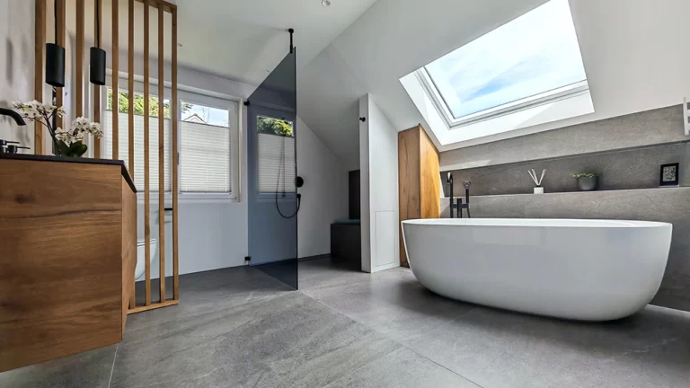 Freistehende Badewanne unter Dachfenster, Referenz Dream