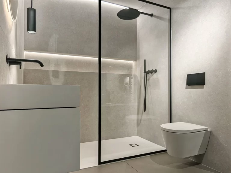 Minimalistisches Bad mit begehbarer Dusche, Referenz Grazia