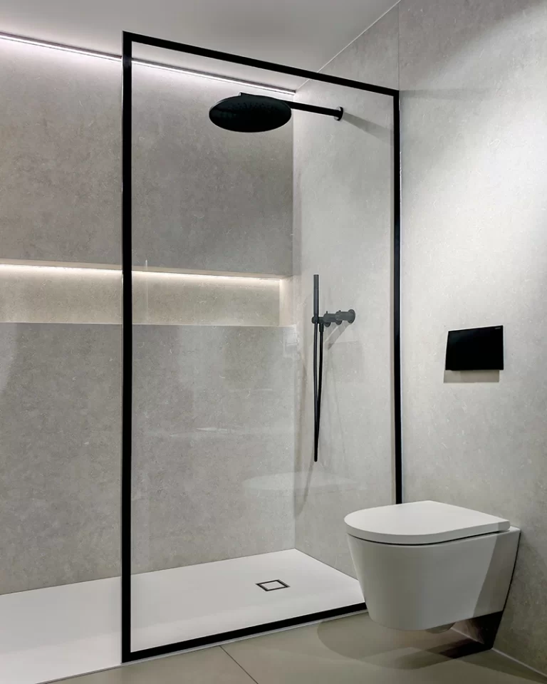 Begehbare Dusche mit Glastrennwand, Referenz Grazia