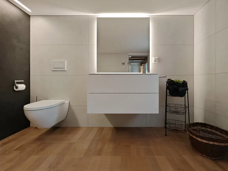 Badezimmer mit Holzboden und Waschtisch, Referenz Home