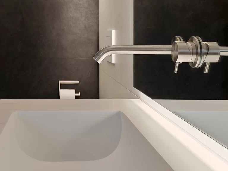Badewanne vor dunkler Wand, Referenz Home