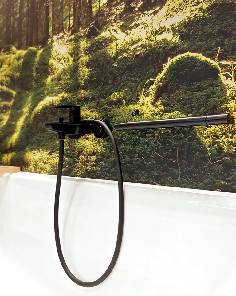 Dusch-Armatur vor Naturmotiv-Wand, Referenz Relax