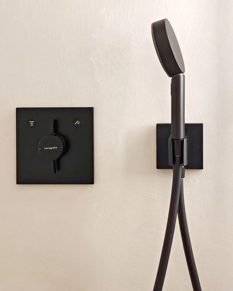 Schwarze Dusch-Armatur an der Wand, Referenz Relax