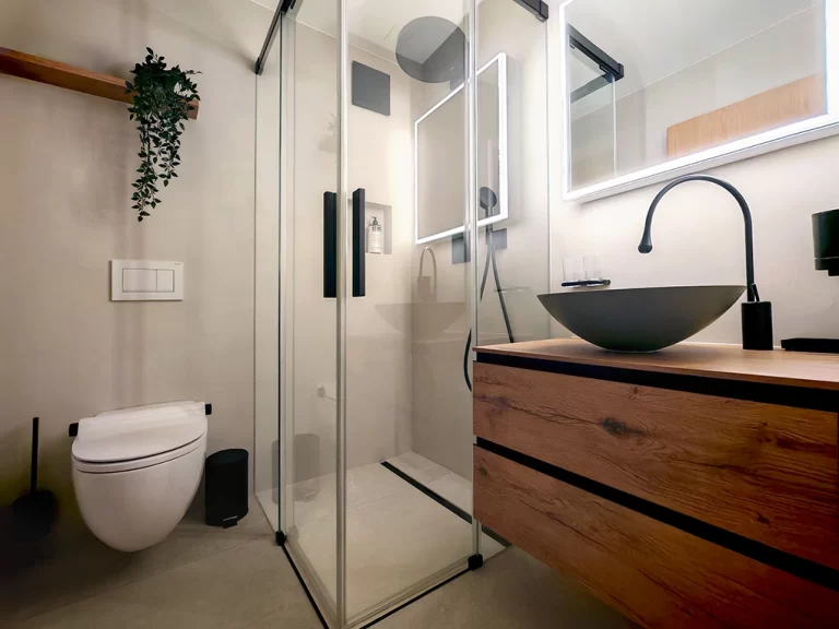 Badezimmer mit Glasdusche und Waschtisch, Referenz Relax