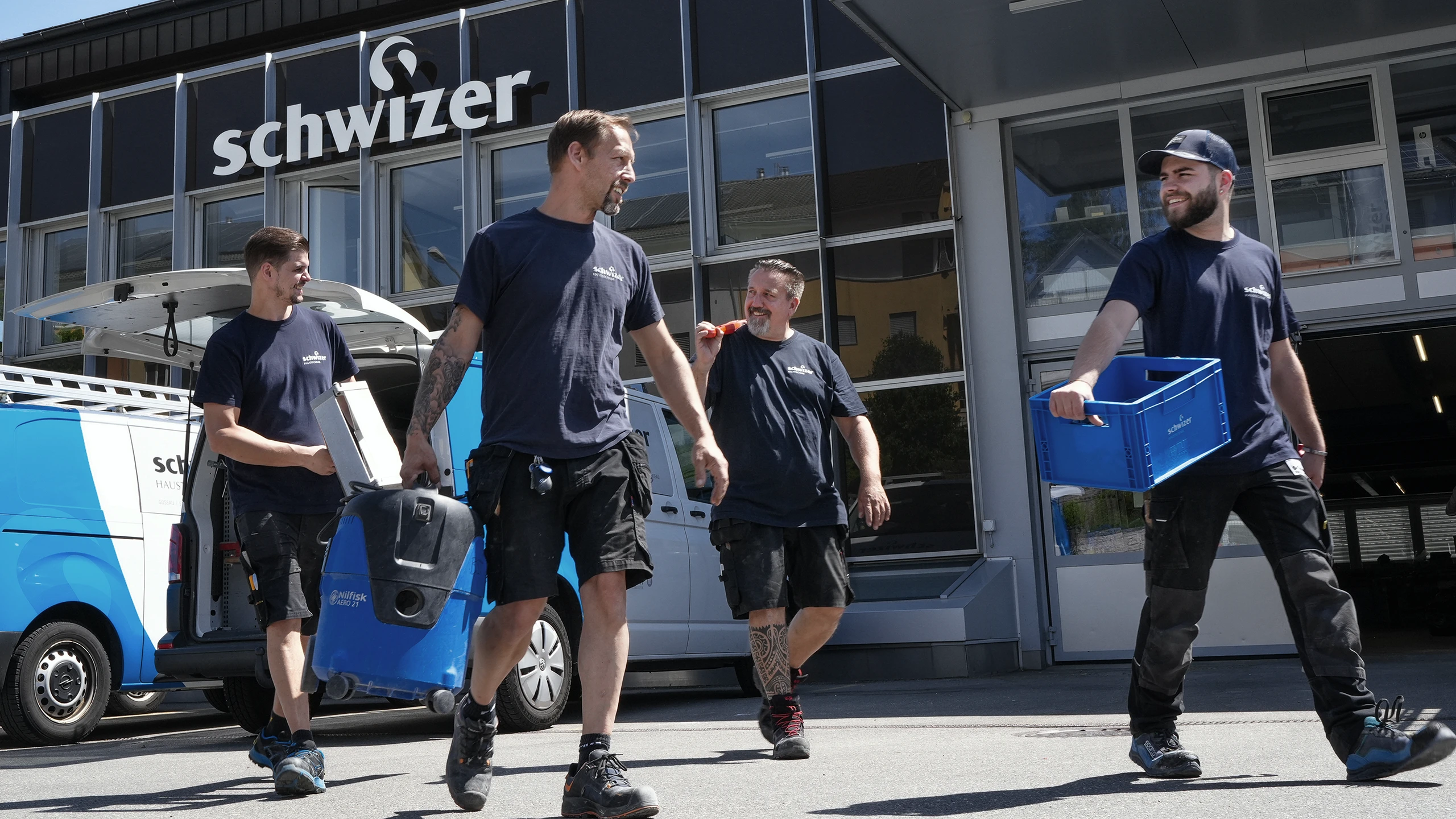 Servicetechniker von Schwizer Haustechnik mit Fahrzeug